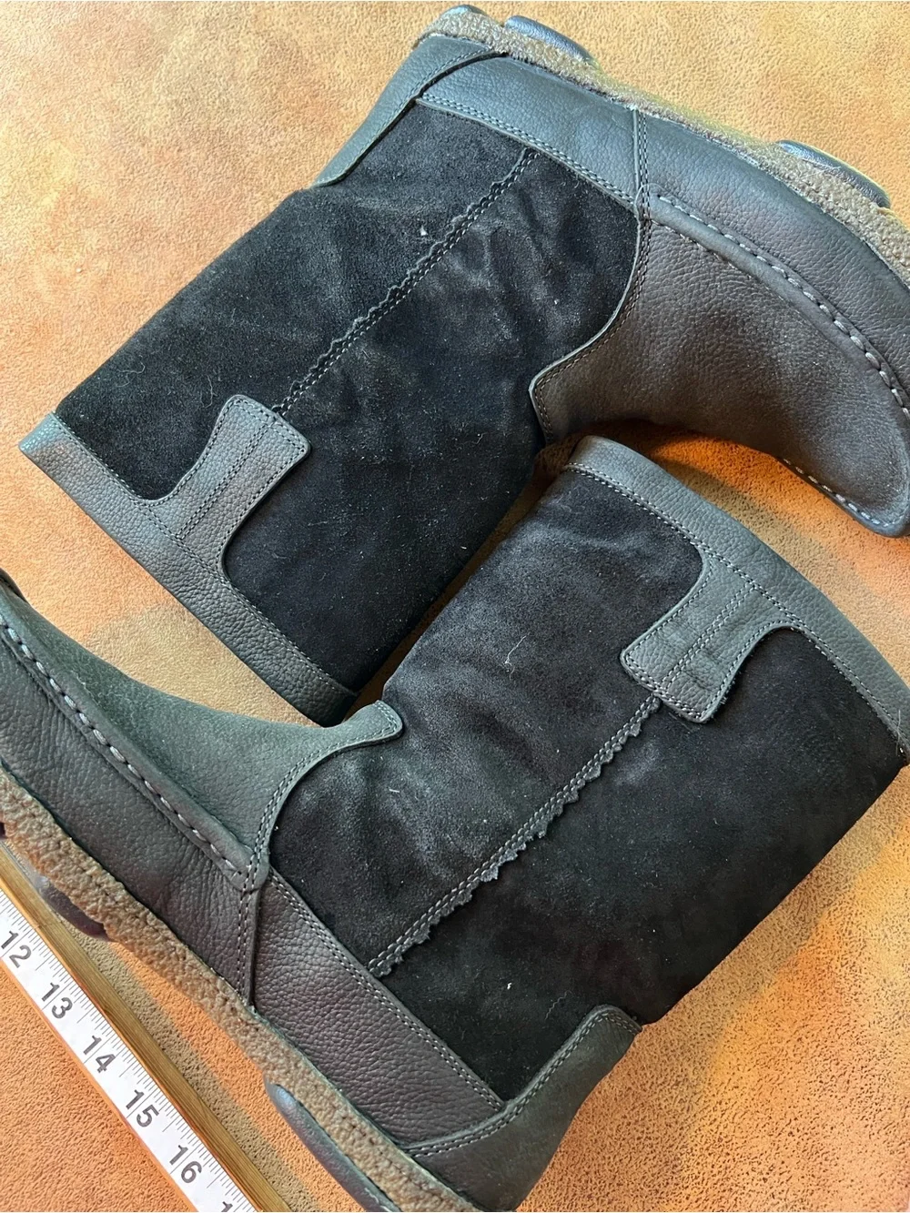 OluKai Kohana Men's Black Suede & Leather Boots with Blue Lining. Size 10